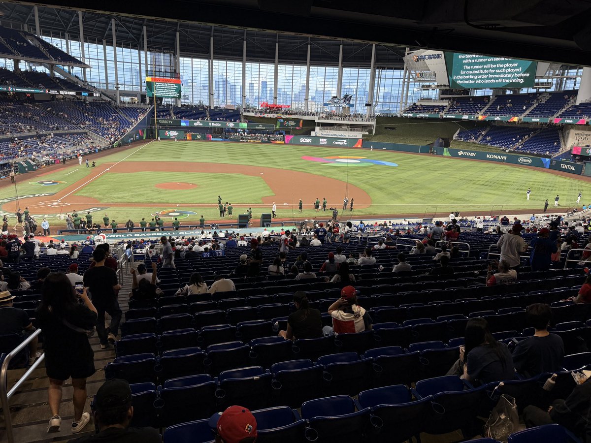 WBCの取材に来ています。本日はドミニカと韓国の準々決勝。米マイアミのローンデポパークに取材に来ています。
早速ドミニカの猛攻が続いています。

写真は試合前ですが、試合が始まっても、内野上段席など意外と空席が目立ちますね。