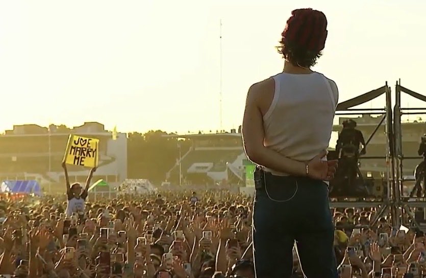 esta foto de djo y el cartel de fondo de "joe marry me" como te amo argentina sos el mejor país del mundo