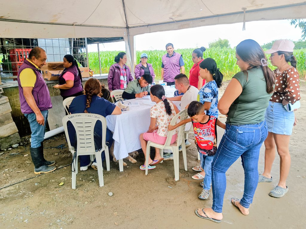 DPS_LosRios's tweet image. #LosRíos | Personal de @Salud_Ec 👨🏻‍⚕️👩🏽‍⚕️🩺💊💉 brindó atención integral en salud a familias afectadas por la etapa invernal en el recinto Santa Ana, del cantón #Ventanas.