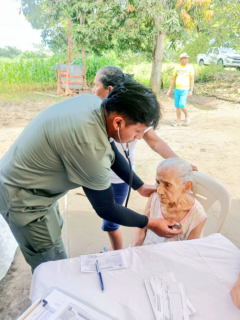 DPS_LosRios's tweet image. #LosRíos | Personal de @Salud_Ec 👨🏻‍⚕️👩🏽‍⚕️🩺💊💉 brindó atención integral en salud a familias afectadas por la etapa invernal en el recinto Santa Ana, del cantón #Ventanas.