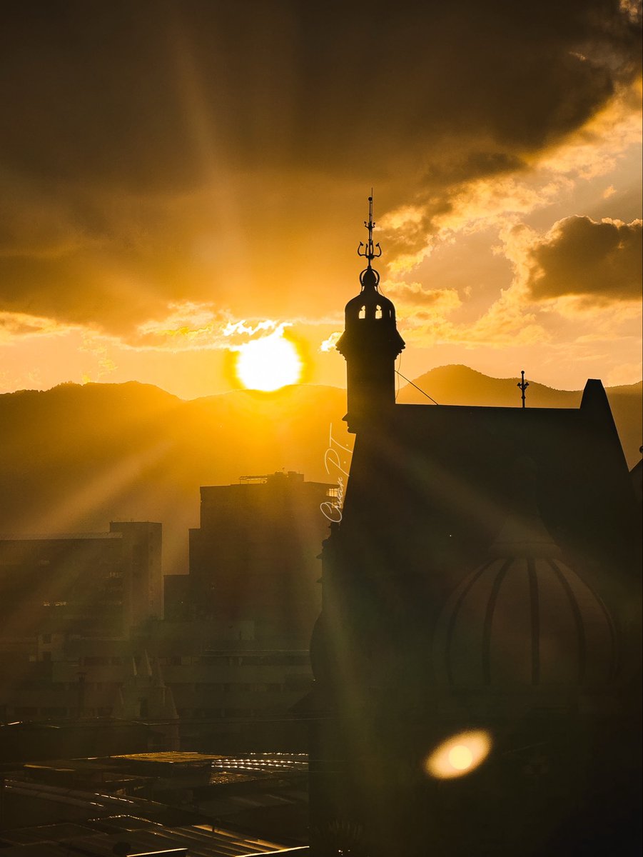 #Atardecer épico en el centro de #medellín