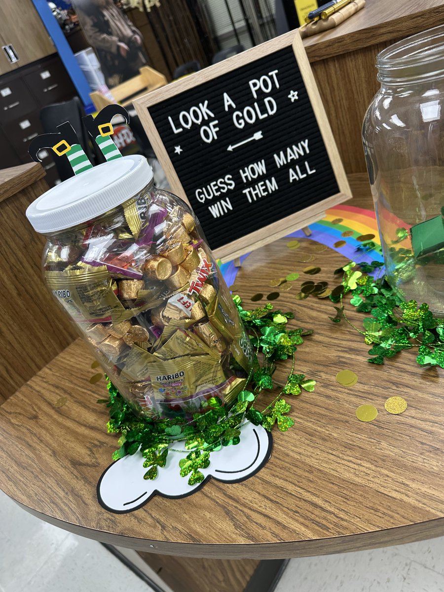 SCHALLEReading's tweet photo. The candy POT OF GOLD was a hit at the Hoffman Library! Readers guessed how many individually wrapped gold candies were in the jar, and one lucky winner won them all! ☘️☘️☘️ @aldinelibraries #PassiveProgramming https://t.co/eCi559jUSj