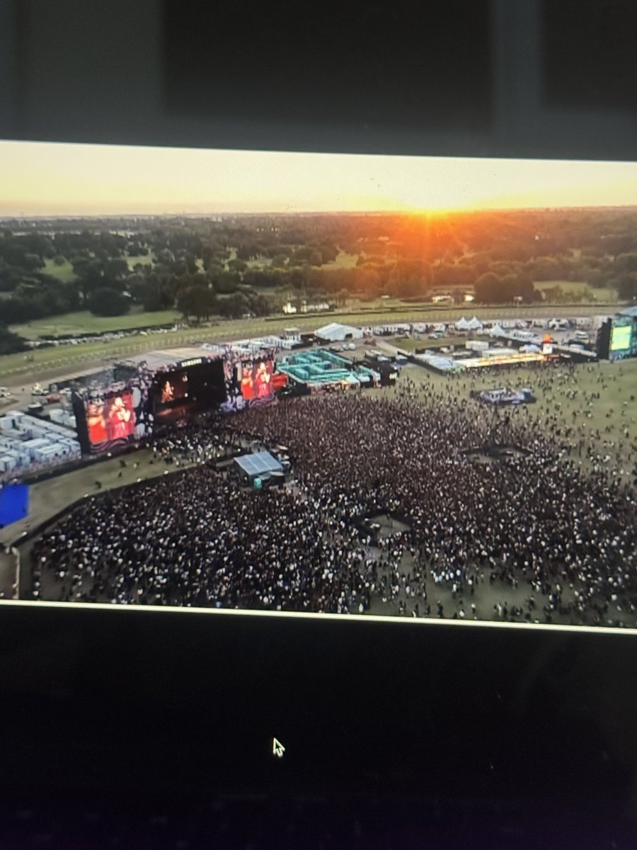 Arruinaron todo que feo y triste ver ese vip ahí x dios #lollaar #lollapalooza