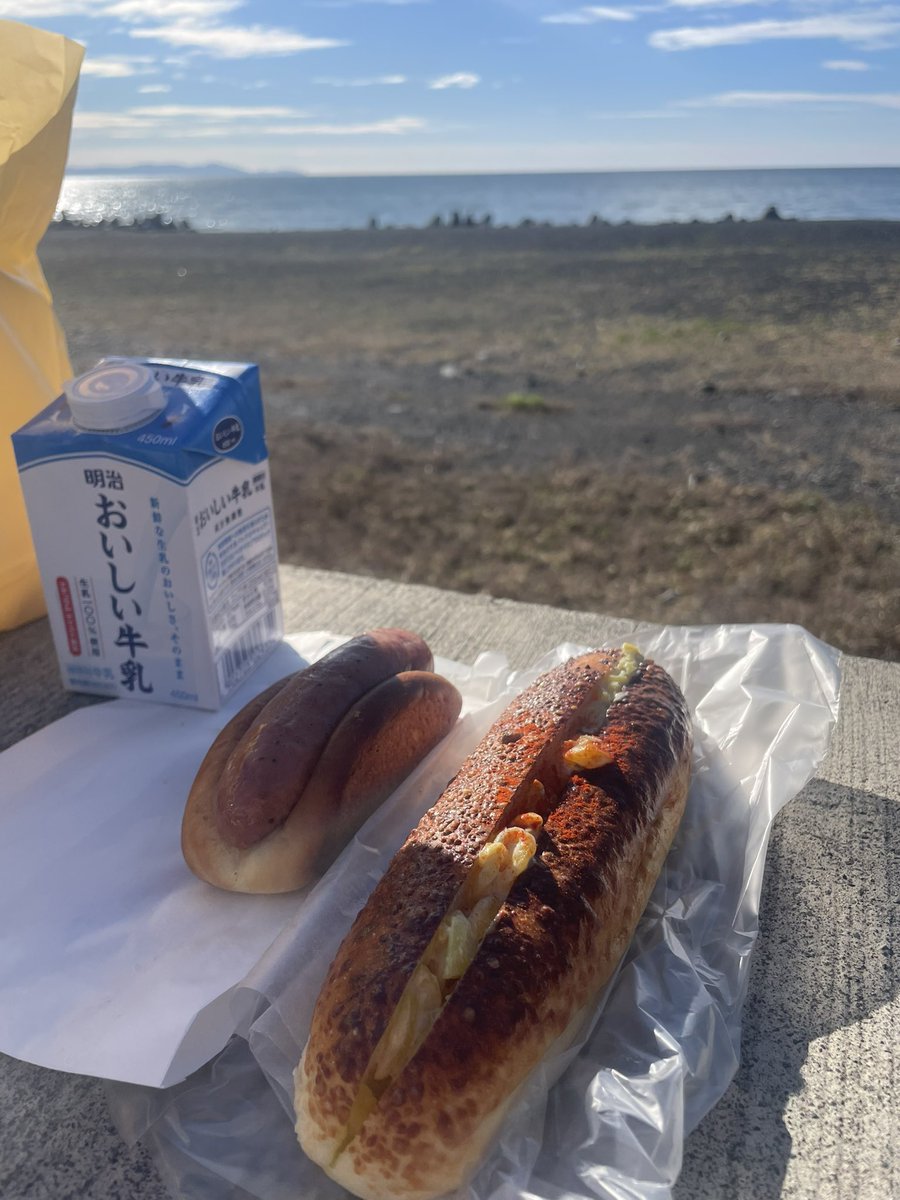 himawari8080's tweet image. #海パン　🥖✨

この2TOPは揺るがないなぁ
なんか美味しそうなパン増えてたけど
結局サラダパンとでかソーセージ

ベーコンじゃなかったけだ
エピあったエピ食べちゃう病気