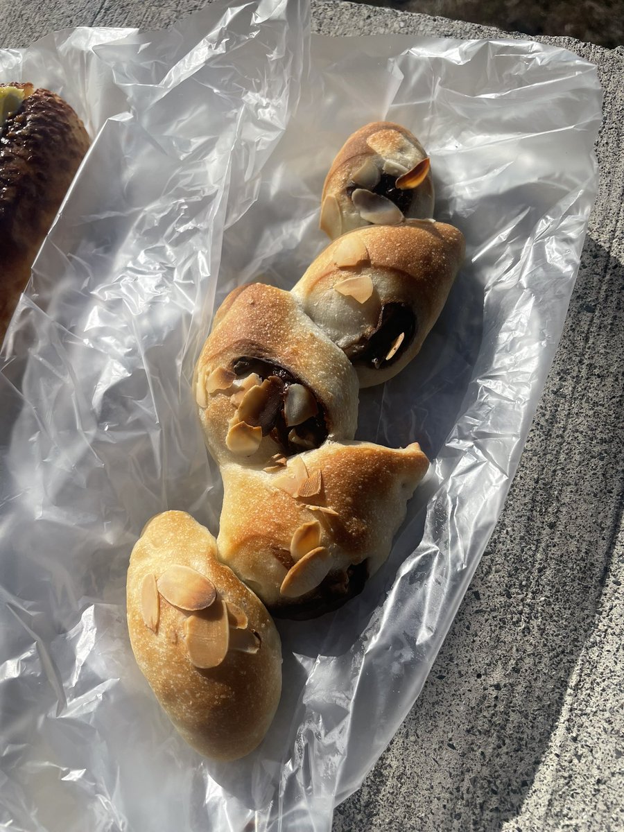 himawari8080's tweet image. #海パン　🥖✨

この2TOPは揺るがないなぁ
なんか美味しそうなパン増えてたけど
結局サラダパンとでかソーセージ

ベーコンじゃなかったけだ
エピあったエピ食べちゃう病気