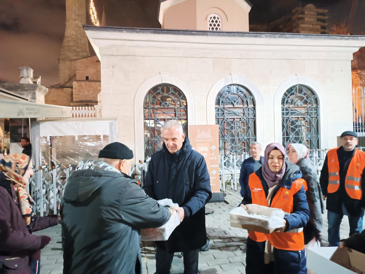 akpartifatih's tweet photo. Mübarek Ramazan-ı Şerif vesilesiyle Ayasofya Camii’nde lokum ve gül suyu ikramında bulunarak hemşehrilerimizle bir araya geldik.

Bu güzel organizasyonda emeği ve desteği olan tüm teşkilat mensuplarımıza gönülden teşekkür ediyor, Ramazan-ı Şerif’in hayırlara vesile olmasını temenni ediyoruz.

#BirOlmakRuhumuzdaVar

@abdullahozdemir 
@FatihKaraismail 
@akpartiistanbul