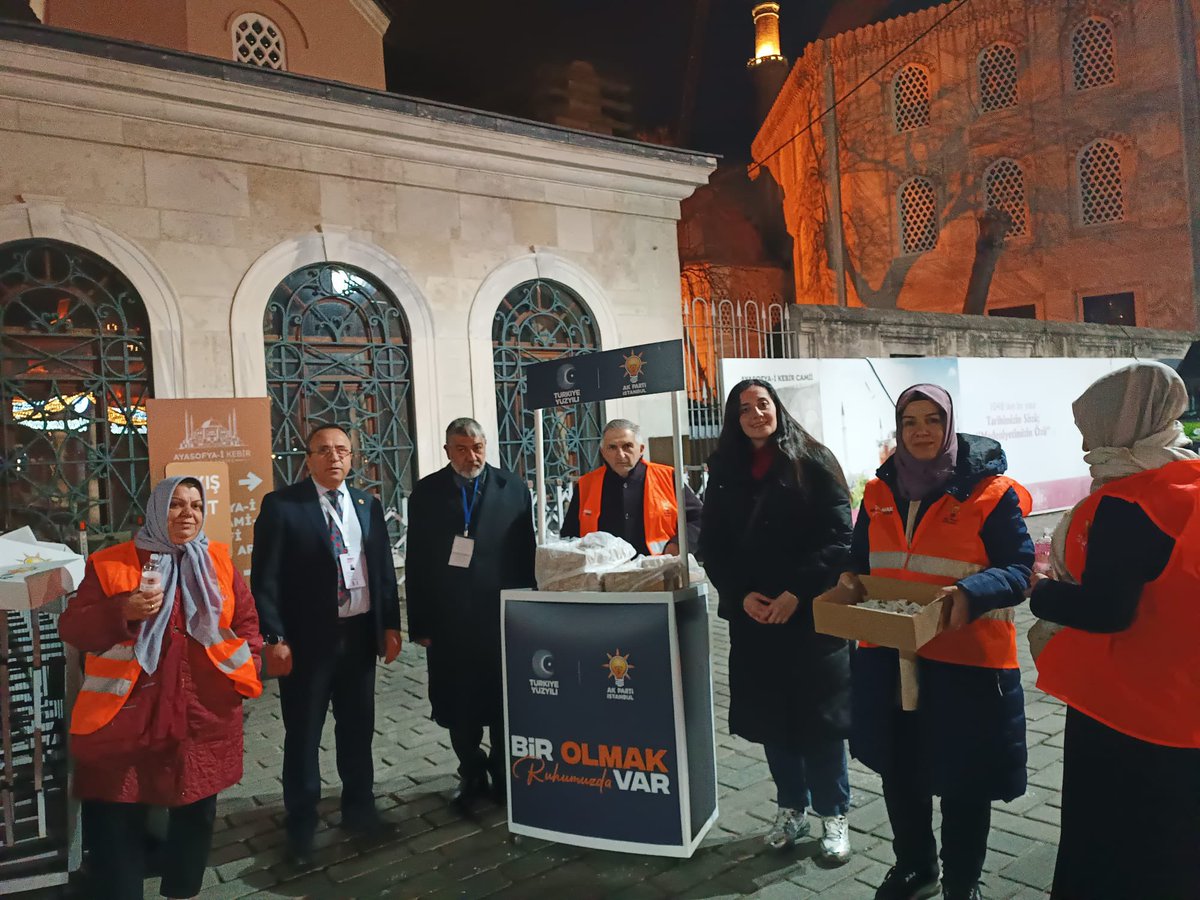 akpartifatih's tweet photo. Mübarek Ramazan-ı Şerif vesilesiyle Ayasofya Camii’nde lokum ve gül suyu ikramında bulunarak hemşehrilerimizle bir araya geldik.

Bu güzel organizasyonda emeği ve desteği olan tüm teşkilat mensuplarımıza gönülden teşekkür ediyor, Ramazan-ı Şerif’in hayırlara vesile olmasını temenni ediyoruz.

#BirOlmakRuhumuzdaVar

@abdullahozdemir 
@FatihKaraismail 
@akpartiistanbul