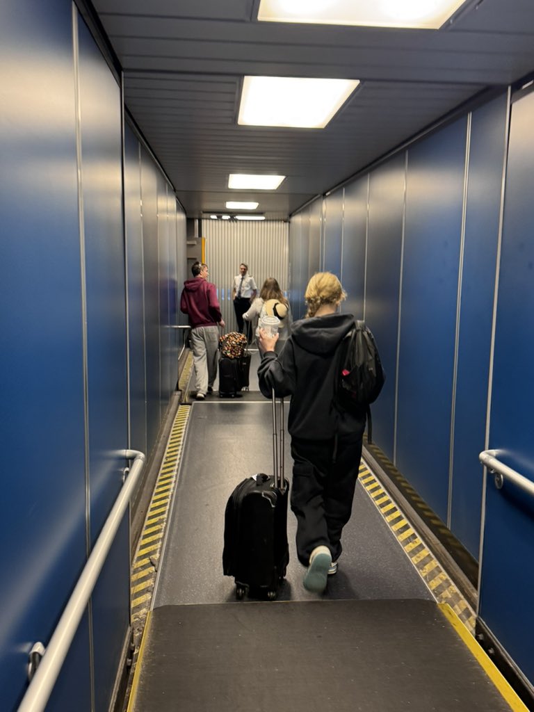 M_C_Bailey's tweet photo. 🚨BREAKING🚨

Fire 🔥 in control room at Dulles International airport is what caused all the delays! Back on board and ready to push off again. #fire #Dulles #washington #airlines #delay https://t.co/C7DRgf4aG1