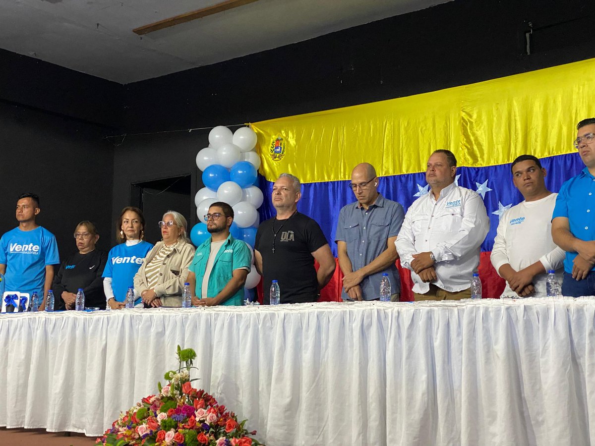 VenteMerida's tweet photo. En Tovar, el equipo de Vente Mérida ratifica su compromiso con la ruta hacia la libertad. Honramos la labor de nuestros presos políticos y exigimos justicia. Mérida está clara: vamos hasta el final por el rescate de nuestro país. 

#Mérida #Tovar https://t.co/zeJuLk0Cqd