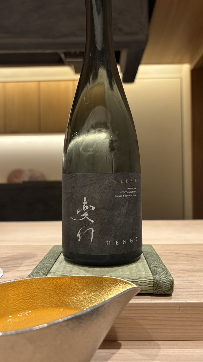 die_gin_jyo's tweet photo. 昨日のお鮨やさんで飲んだ日本酒。上品でフルーティーな甘さに米の旨みがしっかりとしていて奥みと余��が楽しめる凄く美味しい日本酒だった🥹✨ラベルも名前もかっこいい。そしてこの素晴らしい八寸。なまこに溺れたい。 https://t.co/QlDiUpybwO