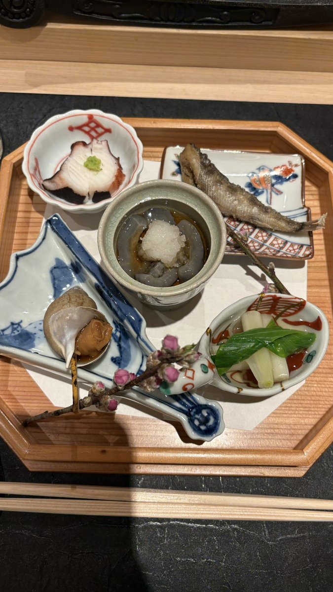 die_gin_jyo's tweet photo. 昨日のお鮨やさんで飲んだ日本酒。上品でフルーティーな甘さに米の旨みがしっかりとしていて奥みと余��が楽しめる凄く美味しい日本酒だった🥹✨ラベルも名前もかっこいい。そしてこの素晴らしい八寸。なまこに溺れたい。 https://t.co/QlDiUpybwO