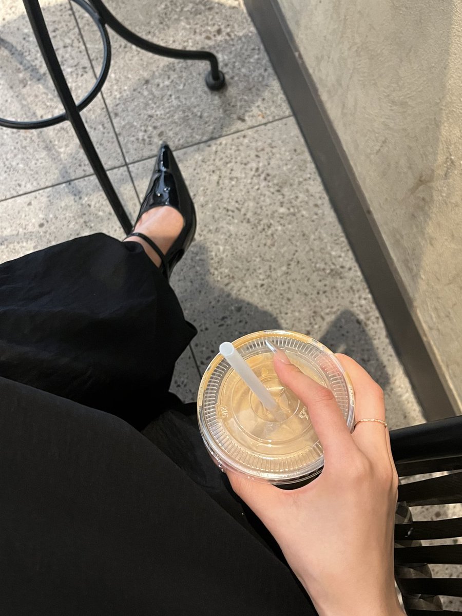 ponloeur678's tweet photo. Stepping into the day like I already know it’s going to be good😉🌷 https://t.co/JKkSlHW7Eu