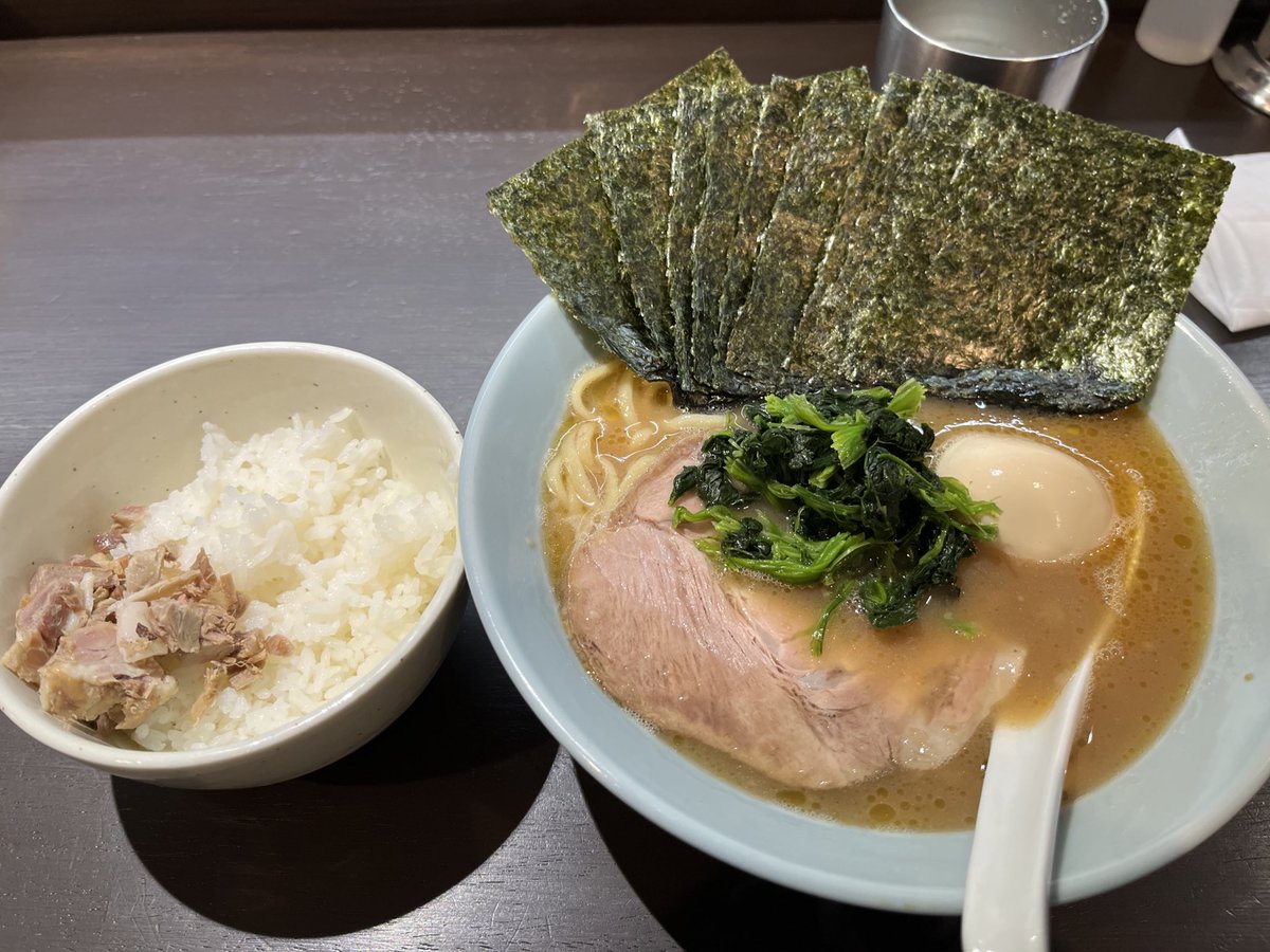 toraandryu's tweet photo. 【ラーメンななし】

ラーメン並
味玉
海苔
ライス🍚

柔・薄・少のコールで、最高のラーメン🍜を食べれます😎

フレッシュな豚スープを堪能しながら、モチモチ麺を啜ると土曜日朝から幸せな気持ちに🥰
ホントに美味い😚

ライス🍚にスープ浸した海苔まで乗せて贅沢な朝ラーでした🥳
＃ラーメンななし https://t.co/wIghVSUlwi
