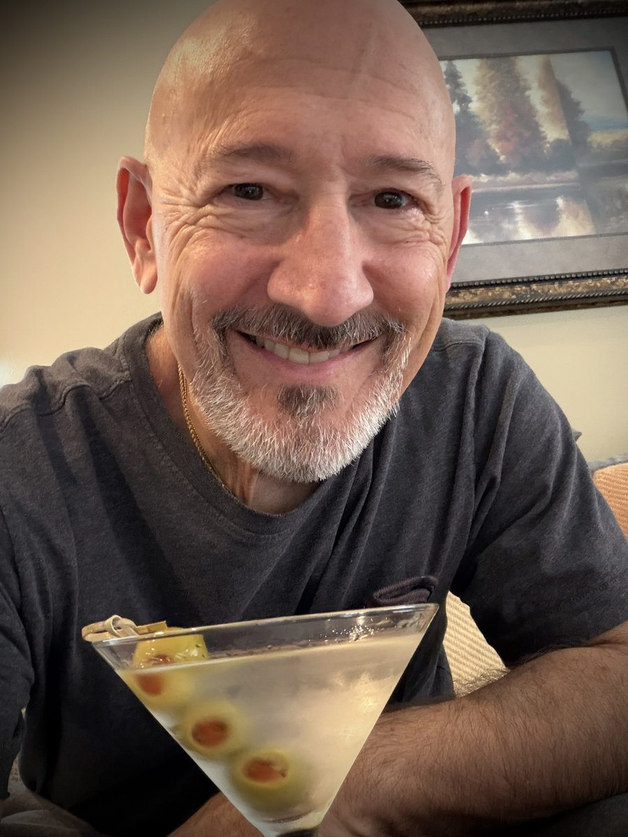 mlzema's tweet photo. It’s #Friday #HappyHour!🕔
#TWEETYOURDRINK
#Vodka #Martini #Stirred
#Salute! #Cheers! #Sköl! #LChiam! #Santé! #Sláinte! #NaZdrowie! #OogyWawa! #Prosit! #OkoleMaluna! #Ziveli! #Serefe! #CinCin! #Kampai! #Prieka! #Evviva! #Gesondheid! #ZeiGazunt! #Saúde! #Acclamations!🍸 https://t.co/Ygeelos5cN