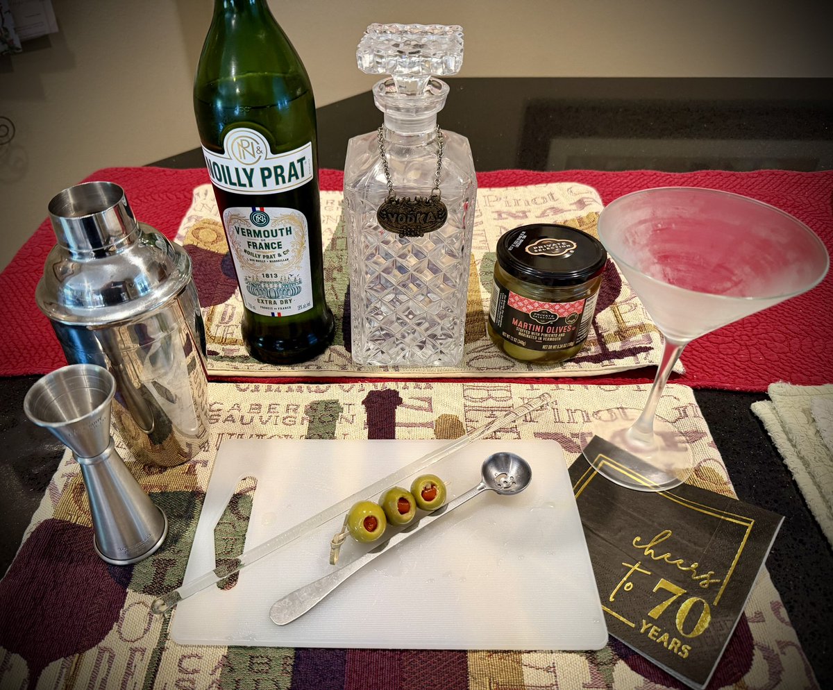 mlzema's tweet photo. It’s #Friday #HappyHour!🕔
#TWEETYOURDRINK
#Vodka #Martini #Stirred
#Salute! #Cheers! #Sköl! #LChiam! #Santé! #Sláinte! #NaZdrowie! #OogyWawa! #Prosit! #OkoleMaluna! #Ziveli! #Serefe! #CinCin! #Kampai! #Prieka! #Evviva! #Gesondheid! #ZeiGazunt! #Saúde! #Acclamations!🍸 https://t.co/Ygeelos5cN