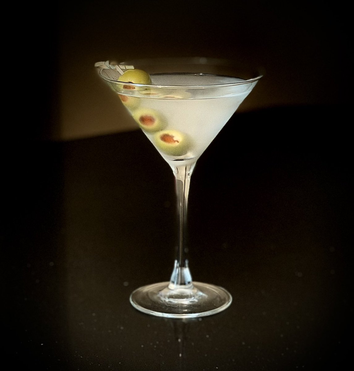 mlzema's tweet photo. It’s #Friday #HappyHour!🕔
#TWEETYOURDRINK
#Vodka #Martini #Stirred
#Salute! #Cheers! #Sköl! #LChiam! #Santé! #Sláinte! #NaZdrowie! #OogyWawa! #Prosit! #OkoleMaluna! #Ziveli! #Serefe! #CinCin! #Kampai! #Prieka! #Evviva! #Gesondheid! #ZeiGazunt! #Saúde! #Acclamations!🍸 https://t.co/Ygeelos5cN