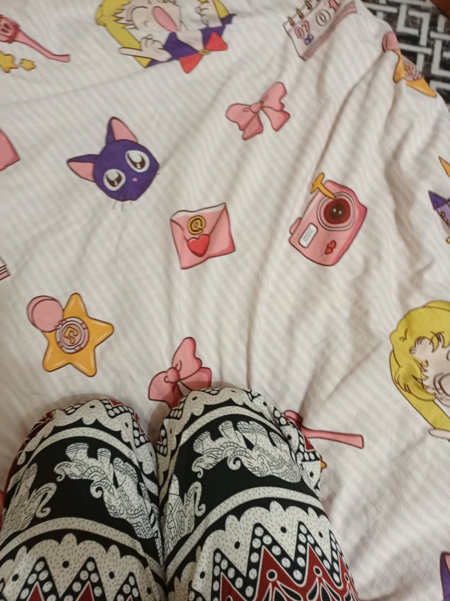 впервые за год знакомства ночую у подруги и мне постелили постель с сейлор мун файналли чувствую что мне рады