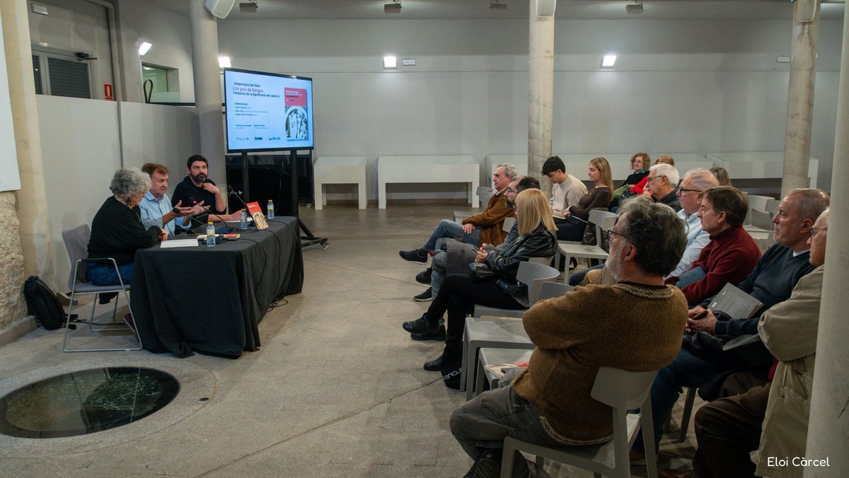 Molt agraït a qui ens ha acompanyat a la presentació a Sueca d’”Un país de llengua”, de <a href="/DrassanaLlibres/">Drassana</a> a Rosa Roig, <a href="/vicentbaydal/">Vicent Baydal</a>, <a href="/EnricAlforja/">Enric Alforja</a> i als treballadors de l’Espai Fuster.
Un goig conversar i reflexionar sobre la història de valencià i sobre el seu present i futur.