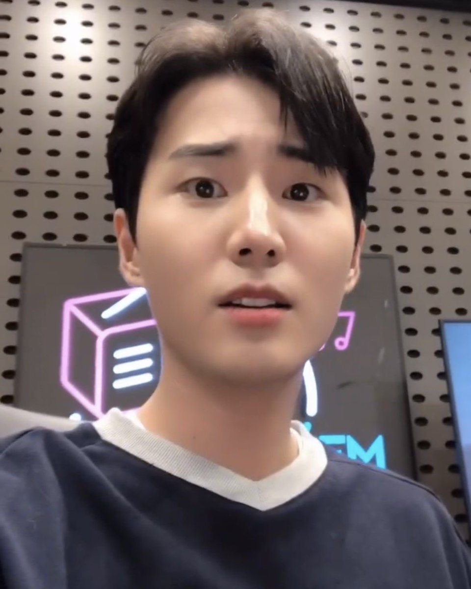 아니 영케이 저 눈썹 어떻게 하는거임 저럴때마다 오른쪽 표정으로 보고 있음