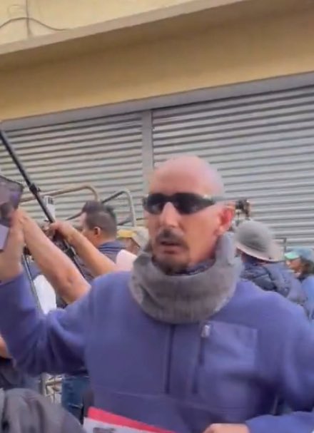 ¡NO, ASÍ NO! 
Atacar a una periodista  ( <a href="/MGraciaChaconTA/">María Gracia Chacón</a> )  en manada y con con un COBARDE como éste a la cabeza es intolerable. 
Se esconden en una "marcha obrera" para esto? 
¡ASÍ NO!