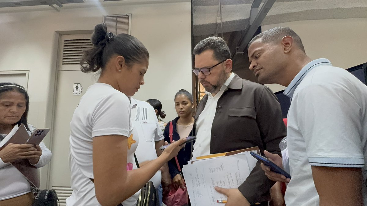 ¿Vamos a seguir con gente incomunicada?🇻🇪🚨

Hoy en nuestra jornada de atención al ciudadano, atendimos a familiares del Caso Plaza Venezuela, quienes hoy no tienen acceso a sus familiares detenidos.

📌 Haremos la denuncia formal ante la Fiscalía General de la República, la