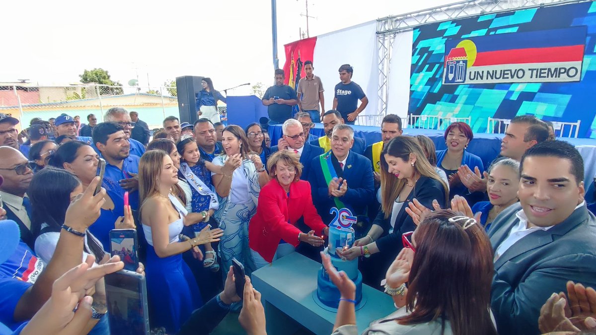 Enfoque en el Reconocimiento
¡Honor a quien honor merece! 🎖️ En este XX Aniversario, nuestras bases parroquiales celebran con orgullo la condecoración de compañeros que han entregado su vida a esta causa. Junto al Alcalde José Mosquera, seguimos construyendo futuro.