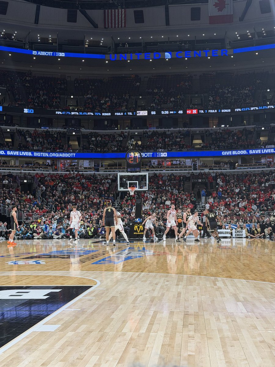 UNLimitedSport3's tweet image. After trading baskets, Mast drained a hook shot to get the Huskers back within 11. 56-45.

#huskers #hookshot #purdue #battle