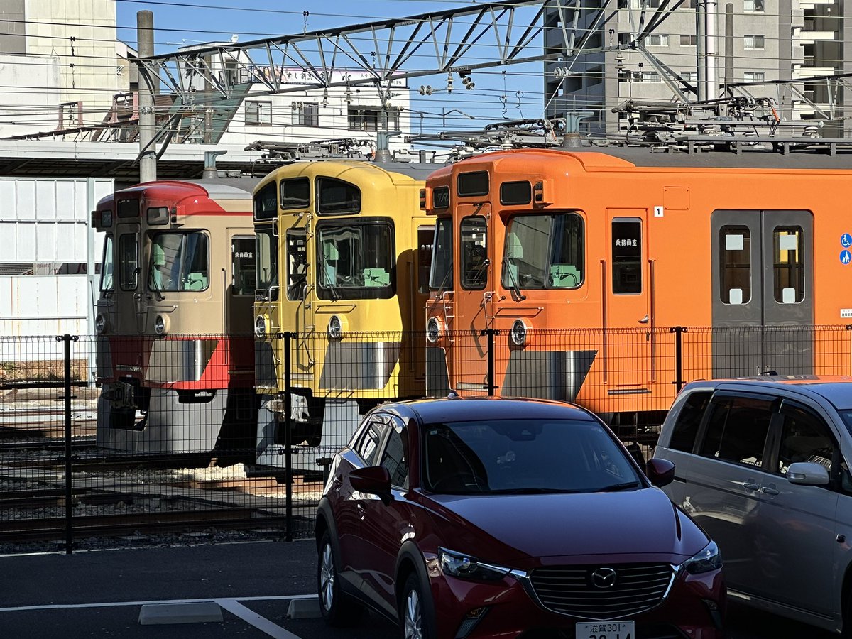 tomalfa3's tweet photo. お久しぶりです🤣
1番奥
赤電塗装になってるね🤣
#近江鉄道
#赤電 https://t.co/bbfyQABhCa