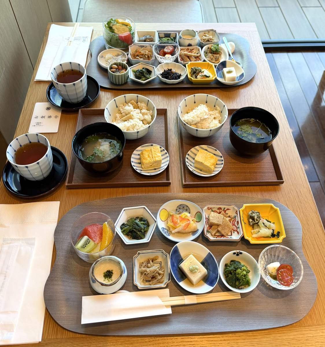 日本橋浅田の朝食ビュッフェに行ってきた。空が見えるいい席でお天気も良かったから気持ちよかった。ビュッフェなのに時間制限がなくて、そんなに混んでないから落ち着いて食べれるし、小鉢も美味しくて朝から幸せだった