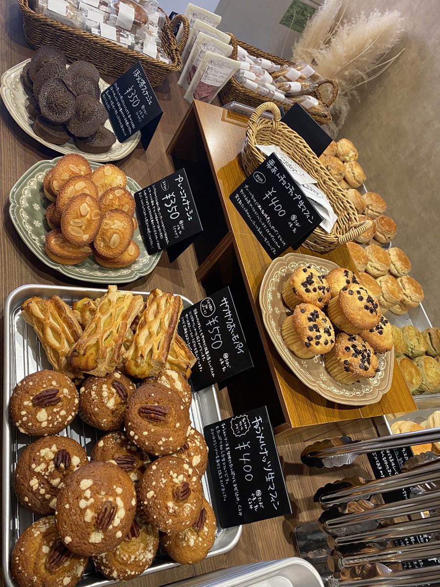 funnybakecafe's tweet photo. 本日の焼菓子はこちら。
おすすめは、キャラメルナッツ生マフィンです！

たくさんのご来店お待ちしております！ https://t.co/NB2MXEUmeY