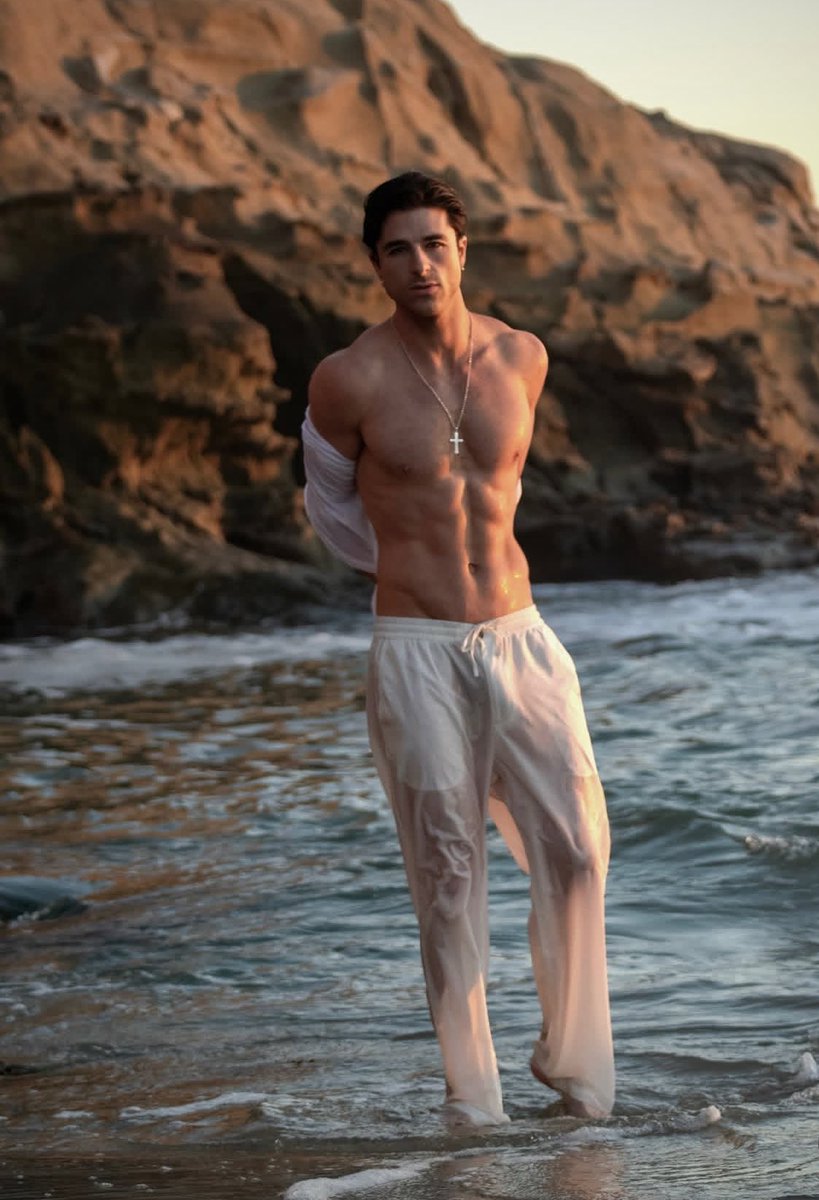 DonutDaddy11's tweet photo. Golden hour found me like this 🌅✨

#GoldenHour #BeachVibes #SunsetGlow #OceanMood #Sunkissed #MensStyle #CaliforniaDreaming https://t.co/4h7qEembTg