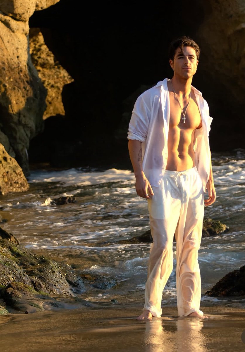 DonutDaddy11's tweet photo. Golden hour found me like this 🌅✨

#GoldenHour #BeachVibes #SunsetGlow #OceanMood #Sunkissed #MensStyle #CaliforniaDreaming https://t.co/4h7qEembTg