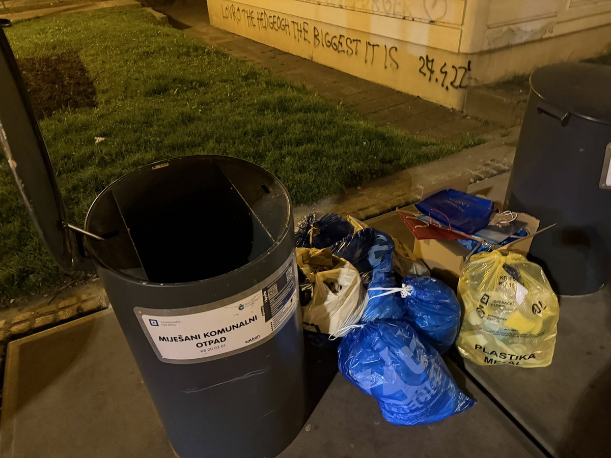 Jedna zanimljivost. Lokacija Vlaška ulica. Podzemni spremnici za smeće. Vreće smeća nabacane pokraj spremnika. Ja sam otvorio da vidim jel pun. Naravno da nije. Skoro prazan. I onda neki pišu kako je grad prljav, ne odnosi se smeće itd. Ljudi su krivi, a ne grad. Sramota.