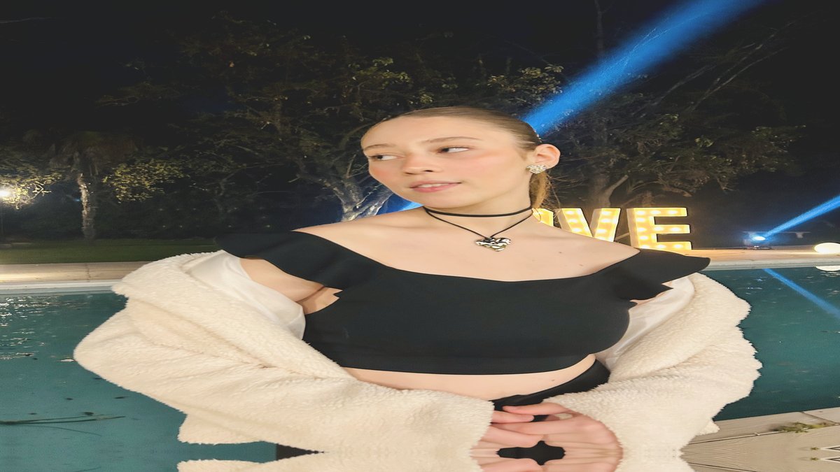 DematteisL56378's tweet image. Midnight pregame splash before we hit the streets ✨🌊 #NightMoves #PoolsideChillin