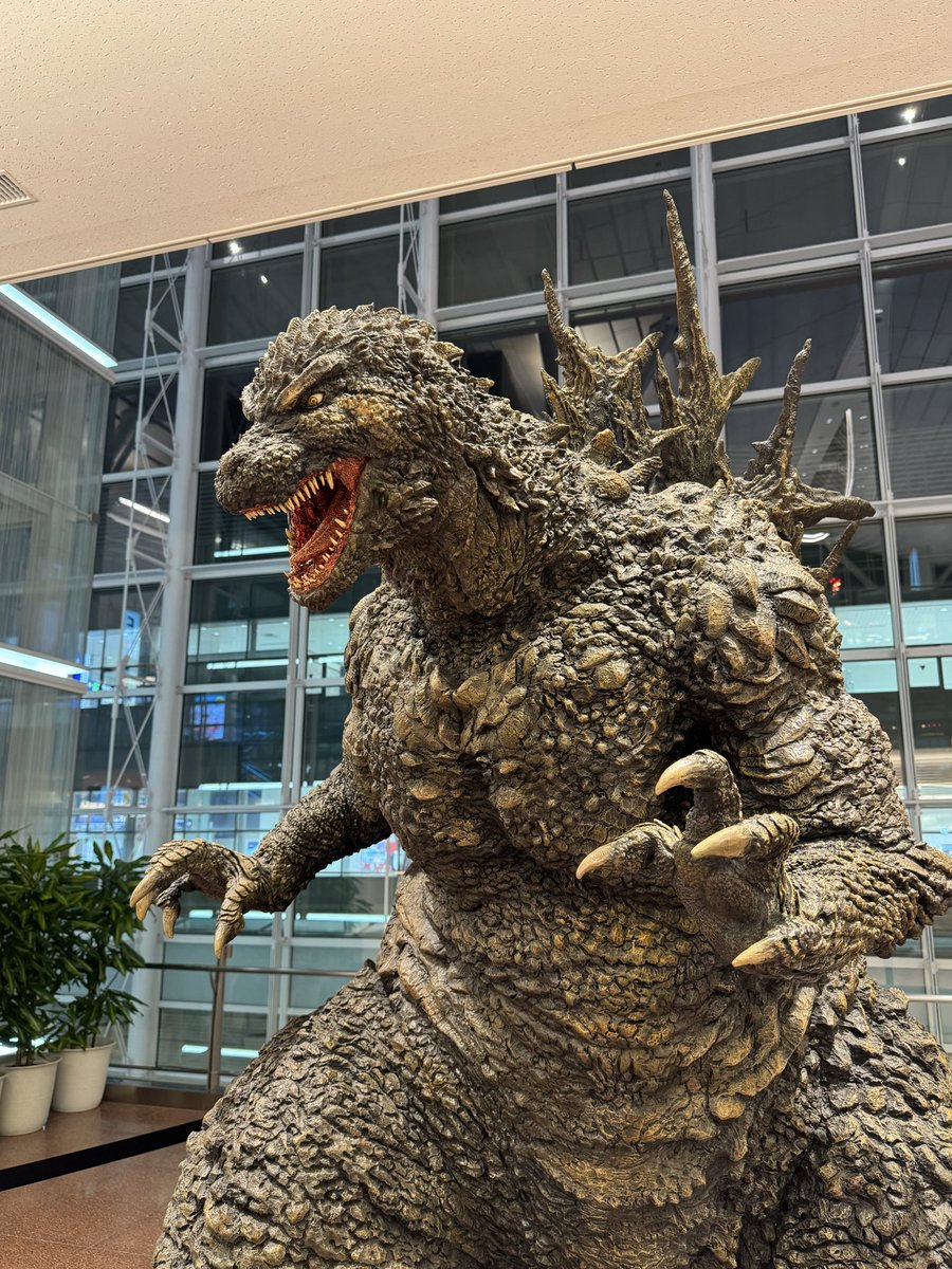 IsaUe2's tweet photo. #hanedaairport  #terminal3  #Godzilla   #ゴジラ 
写真を撮るなら外が暗くなってからの方がいいでしょうか。同じスマホでの昼と夜の画像 https://t.co/gFMzukJNrj
