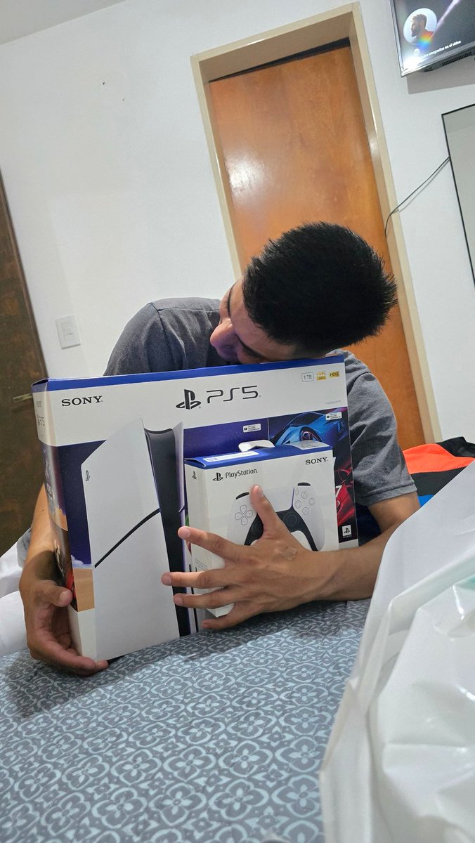 Una vez tuvo que vender su play 4, vi que no la queria soltar pero era necesario porque su celu ya no andaba, y escuche que dijo "no importa es algo material cuando pueda me compraré otra" te amoo con mi vida,te mereces mucho más.
Termino llorando JAJAJAJ❤️‍🩹❤️‍🩹❤️‍🩹