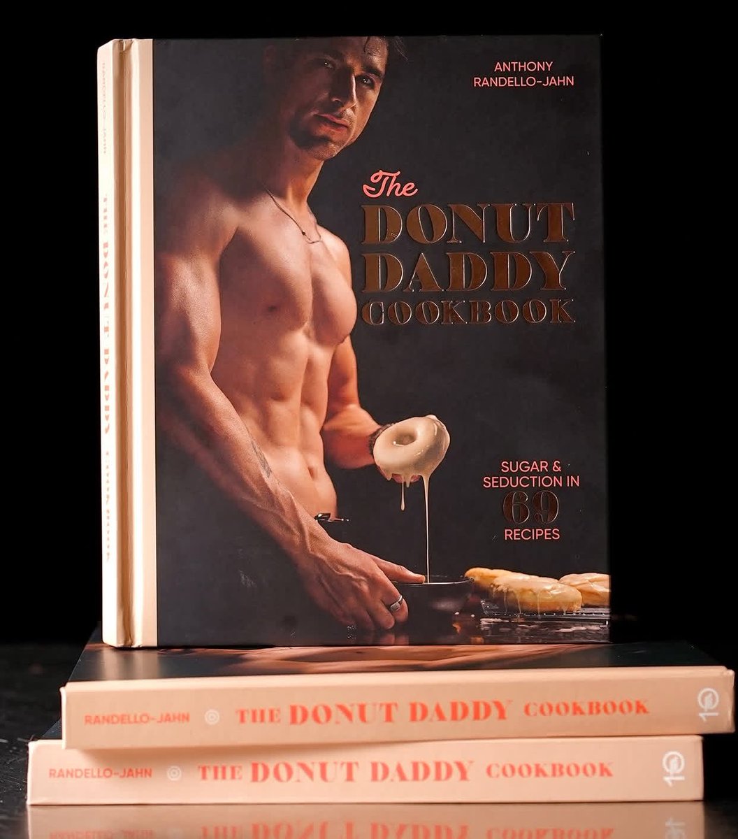 DonutDaddy11's tweet photo. Ready to get your copy signed or glazed? https://t.co/JwAk32XSRk