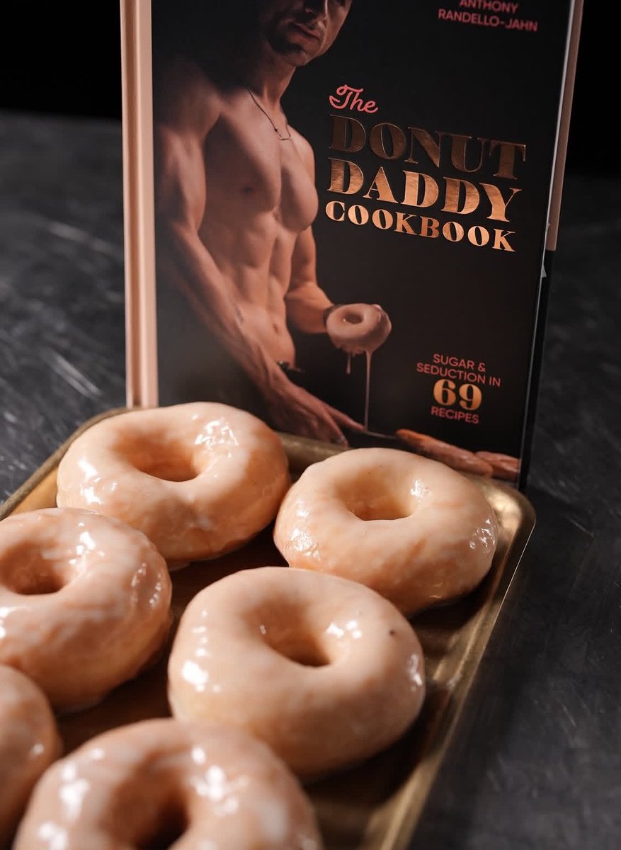 DonutDaddy11's tweet photo. Ready to get your copy signed or glazed? https://t.co/JwAk32XSRk