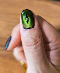 🐍シャマシュイメージでネイルしてもらいました😍

蛇の目、オレンジガーネット、色々な生き物を混ぜ合わせた爪の不具合

全部再現していただけて大満足です💪 