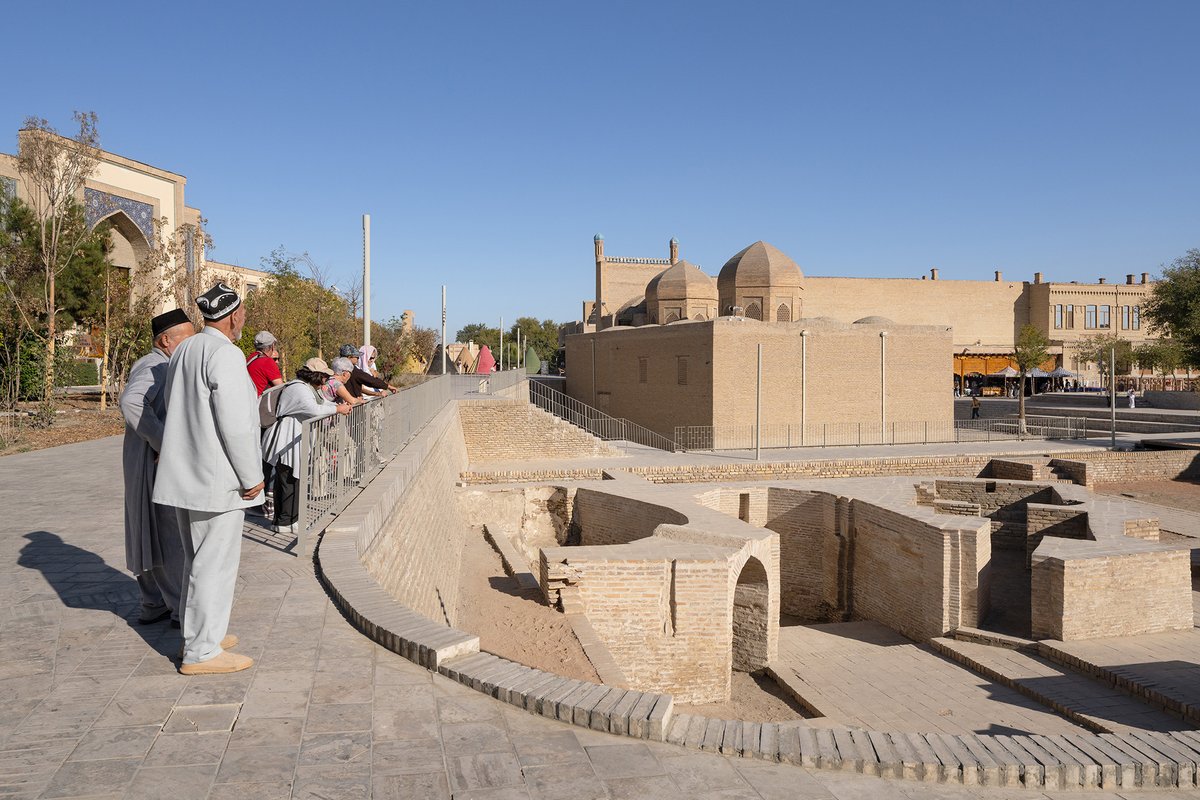 Bukhara 歴史地区再生マスタープラン

古地図や写真記録等も含めた調査を通じて、歩行者空間を再定義し、時代によりバラバラになってしまった地盤レベルをつなぎ、素材の使い方を統合し、新たな光環境をつくり上げるといった、様々な方針を策定している。

Photo by  Deed Studio