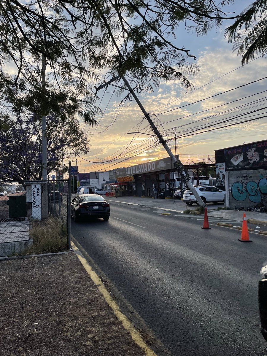 gbg08's tweet photo. Esa es su gran solución? Poner unos conos? El poste de luz está en riesgo de caerse y los camiones que pasan por ahí están tocando los cables… @pcmqro @qromunicipio @FeliFerMacias @CFEmx @CFE_Contigo https://t.co/s2mSL7W24G