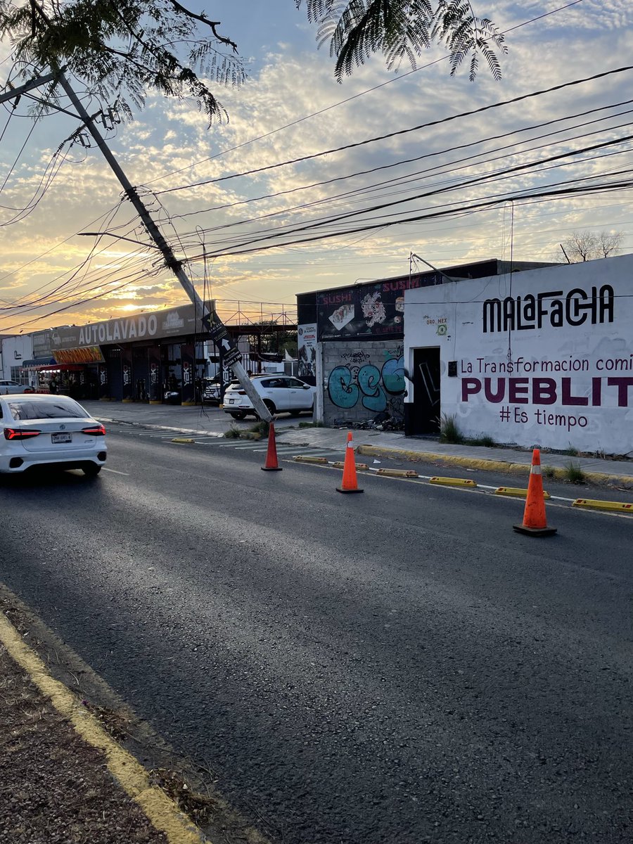 gbg08's tweet photo. Esa es su gran solución? Poner unos conos? El poste de luz está en riesgo de caerse y los camiones que pasan por ahí están tocando los cables… @pcmqro @qromunicipio @FeliFerMacias @CFEmx @CFE_Contigo https://t.co/s2mSL7W24G