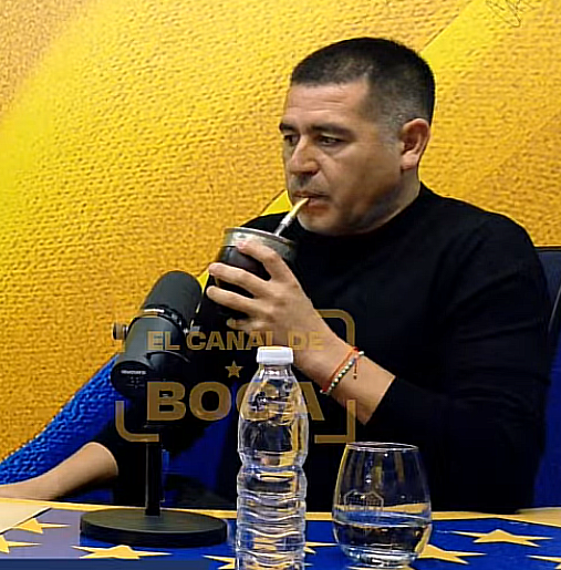 la12tuittera's tweet photo. 🗣️JUAN ROMÁN RIQUELME en @ElCanaldeBoca:

"Dije durante las elecciones, que si tenía la suerte de ganar, iba a hablar con los vecinos, pero no tenía el derecho a golpearle la puerta a alguien y decirle que se vaya de su casa.

Yo solo pido que no le mientan al hincha de #Boca, haganme todas las maldades a mí, pero no le mientan al hincha".