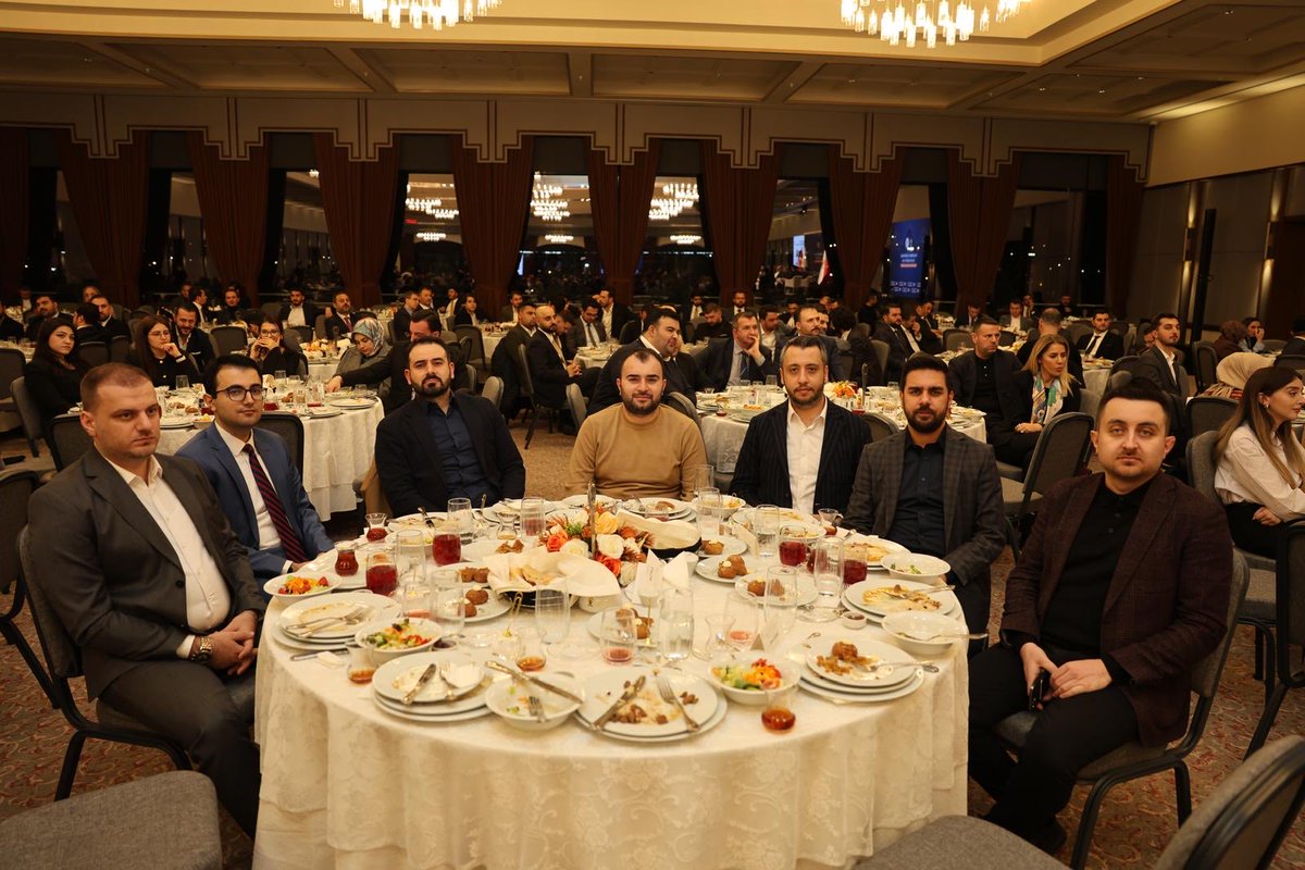 ysndursun's tweet photo. İlk günkü aşkla, aynı sofrada!

Gençlik Kollarımızın düzenlediği iftar programında, AK Gençlik çatısı altında fedakarca görev yapmış ve yapmakta olan kardeşlerimizle kucaklaştık. Burası bizim sadece görev yerimiz değil, her zaman sığındığımız yuvamızdır.

Birliğimiz daim, kardeşliğimiz kavi olsun. 

Bu güzel akşam için Gençlik Kolları Başkanımız @avyusufibis ve ekibine teşekkür ederiz.