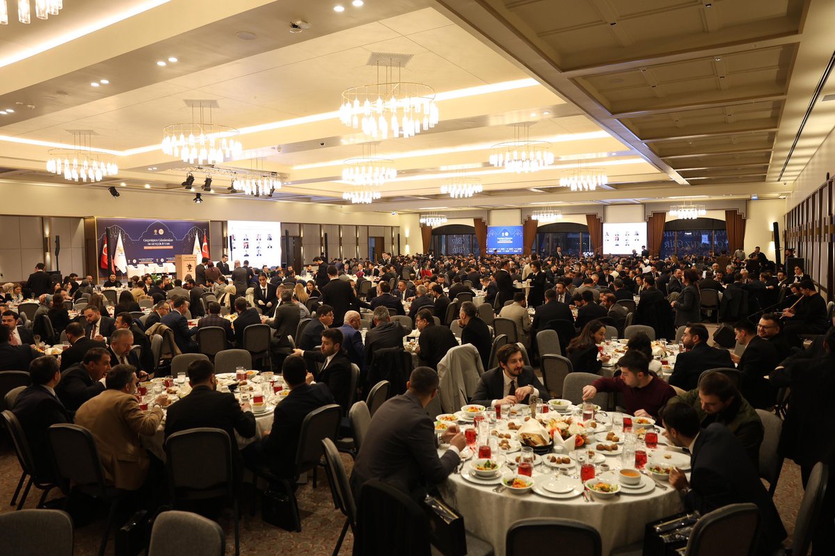ysndursun's tweet photo. İlk günkü aşkla, aynı sofrada!

Gençlik Kollarımızın düzenlediği iftar programında, AK Gençlik çatısı altında fedakarca görev yapmış ve yapmakta olan kardeşlerimizle kucaklaştık. Burası bizim sadece görev yerimiz değil, her zaman sığındığımız yuvamızdır.

Birliğimiz daim, kardeşliğimiz kavi olsun. 

Bu güzel akşam için Gençlik Kolları Başkanımız @avyusufibis ve ekibine teşekkür ederiz.