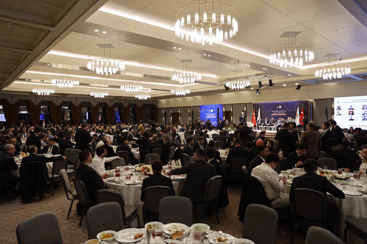 ysndursun's tweet photo. İlk günkü aşkla, aynı sofrada!

Gençlik Kollarımızın düzenlediği iftar programında, AK Gençlik çatısı altında fedakarca görev yapmış ve yapmakta olan kardeşlerimizle kucaklaştık. Burası bizim sadece görev yerimiz değil, her zaman sığındığımız yuvamızdır.

Birliğimiz daim, kardeşliğimiz kavi olsun. 

Bu güzel akşam için Gençlik Kolları Başkanımız @avyusufibis ve ekibine teşekkür ederiz.