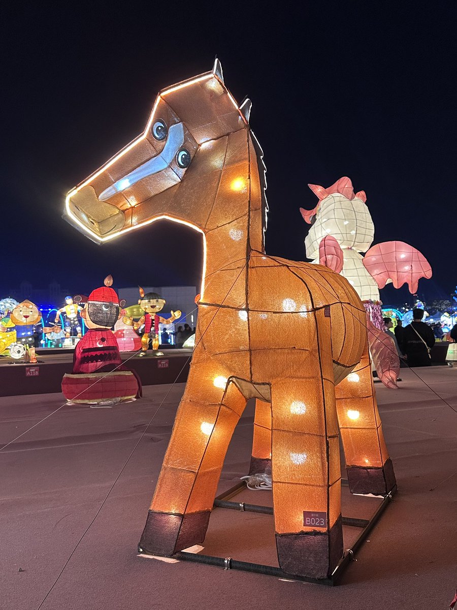 聽說，這位來自嘉義縣太保國中的「馬盯尼」很紅耶！
去嘉義台灣燈會那天，我也忍不住去找本尊在哪裡。
還真的不管哪個角度，馬兒都盯著你看喔⋯⋯
靦腆又有點害羞的樣子，很可愛😍