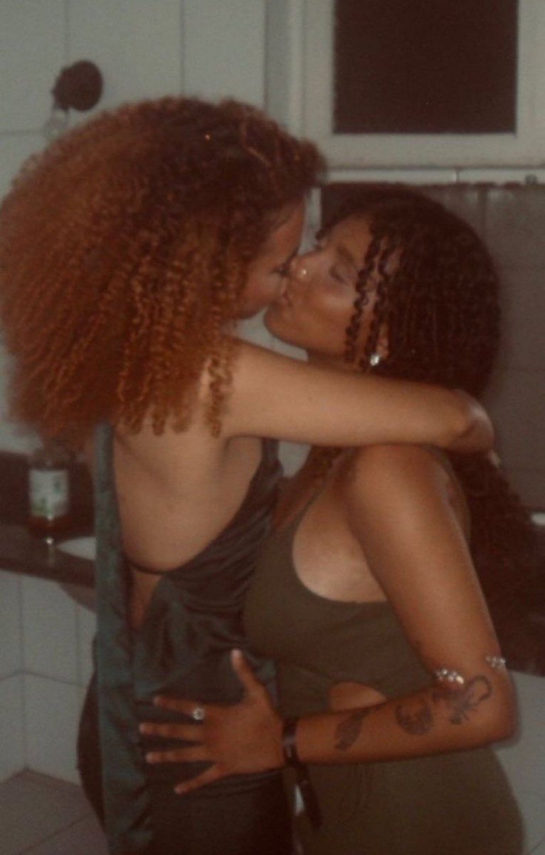 women loving women (@wlwpicz) on Twitter photo 