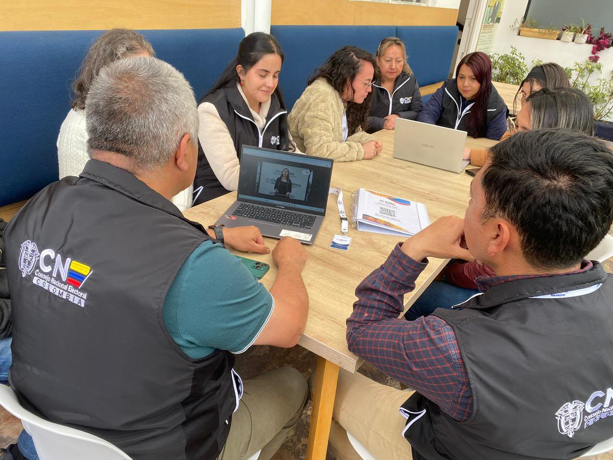 CNE_COLOMBIA's tweet image. #CNEConLasRegiones | En #Boyacá nos preparamos para las elecciones correspondientes a la primera vuelta presidencial. El objetivo es ratificar el compromiso con unas #Elecciones2026 con #LegitimidadYTransparencia. 🗳️ Visita nuestro punto de atención en Tunja: Tv. 9A N° 29–19.