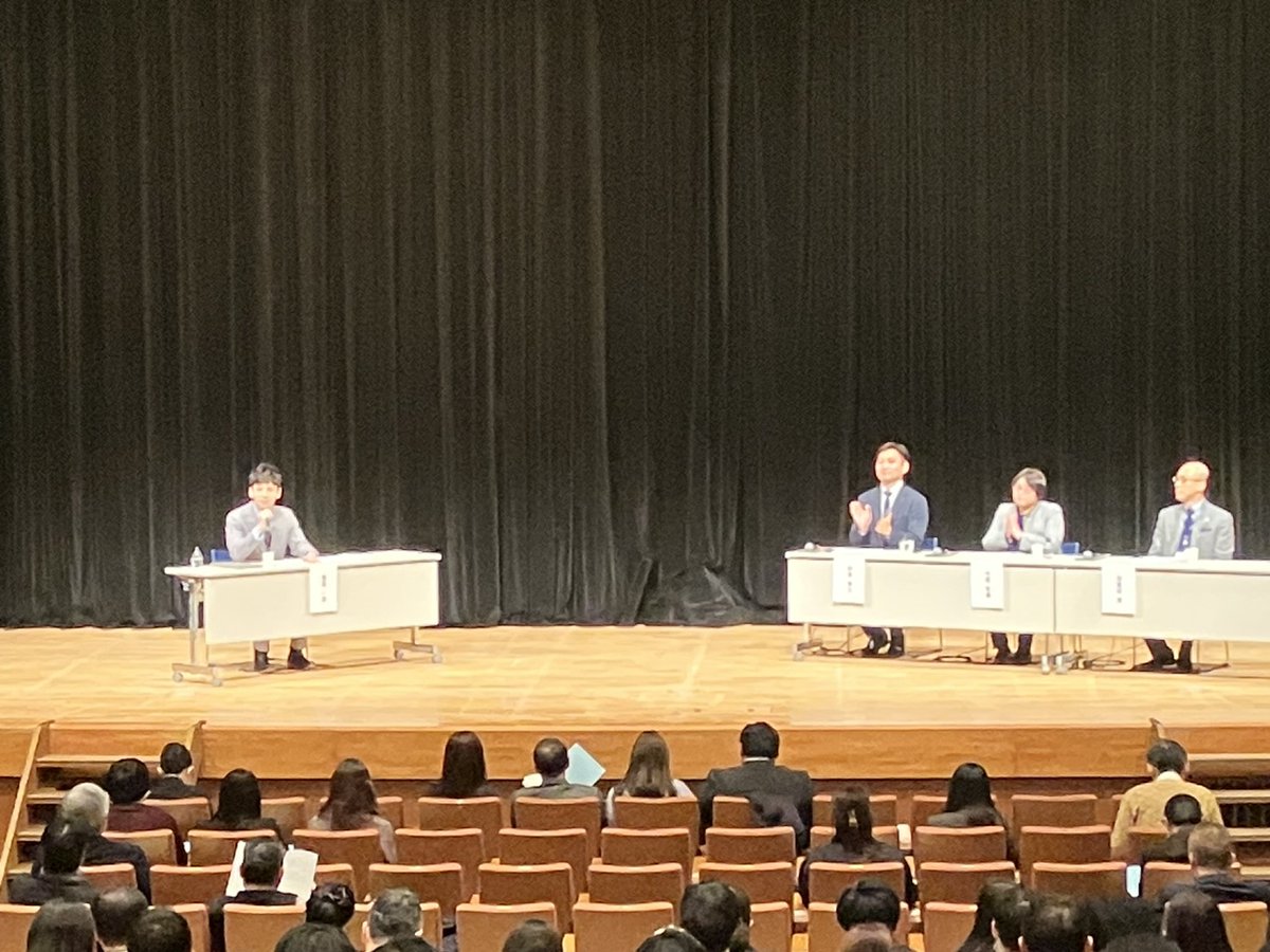 onio3937's tweet photo. 昨日、行政書士合格者の方に向けて、合格者講習会が開催されました。

先輩方の体験談のコーナーでは司会をつとめましたが、とても楽しい時間で1時間があっという間��した！

昨日講習会に参加された皆様、お疲れ様でした！ https://t.co/9yMHgHHraR